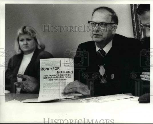 1988 Press Photo Arnold Gleisser Announces New Petition Drive Against CEI - Historic Images