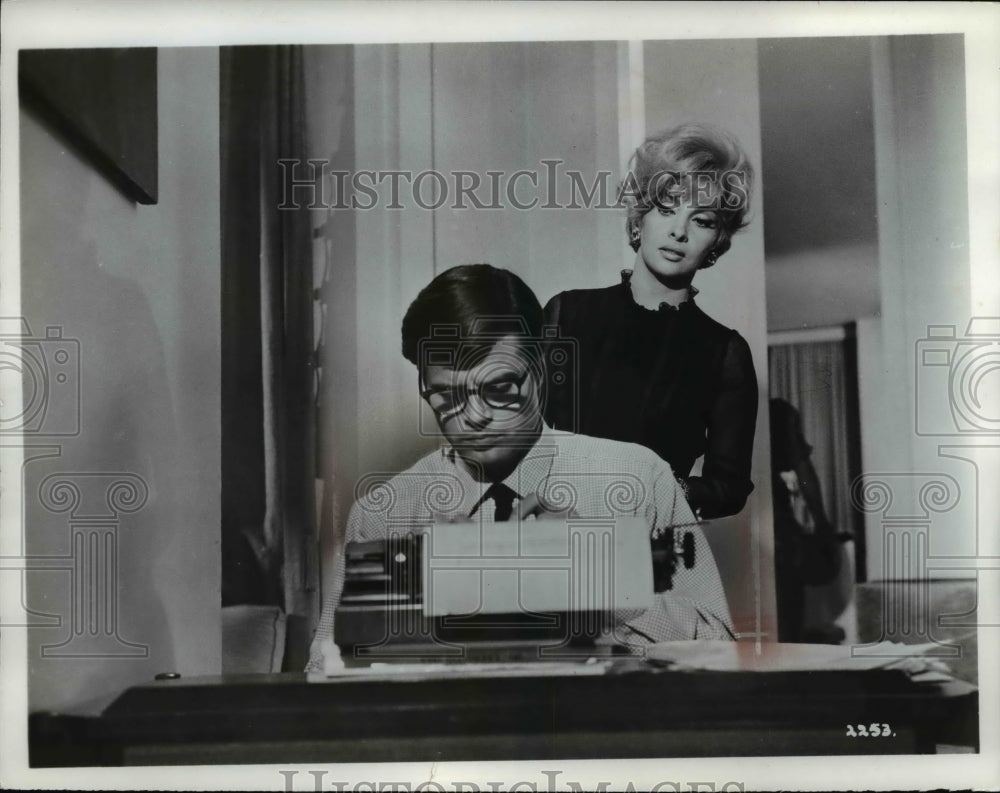 1965 Press Photo Gina Lollobrigida in Le Bambole, The Dolls, film - cva97533 - Historic Images