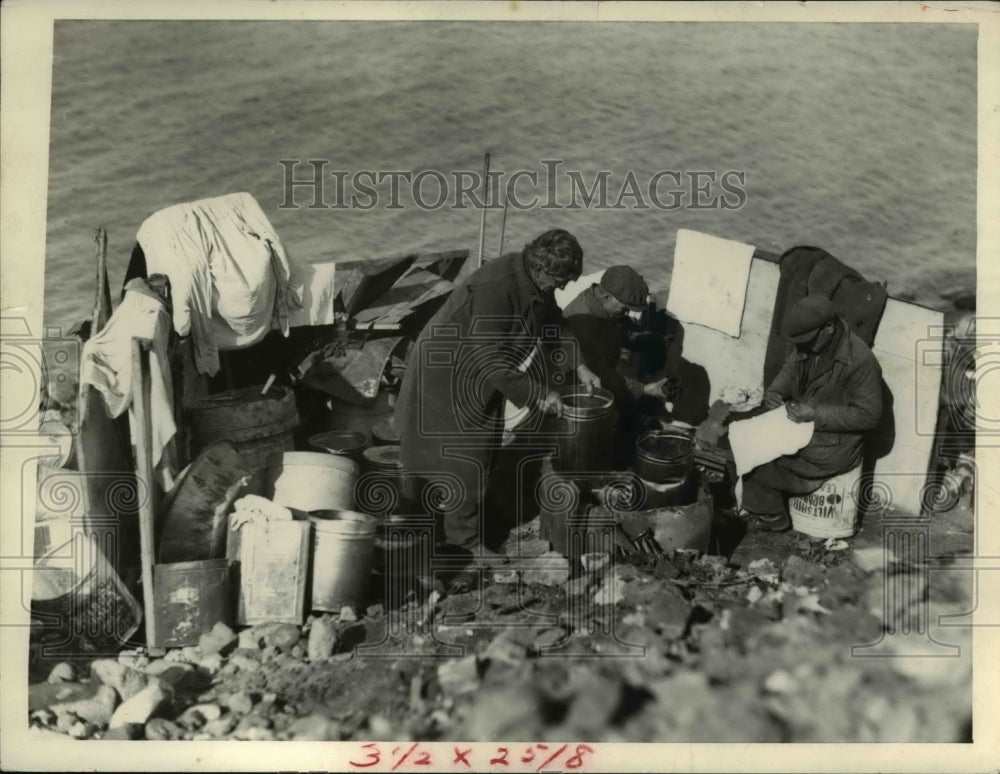 1958 Press Photo Water collecting at the Whiskey Island during 1931 - cva97563 - Historic Images