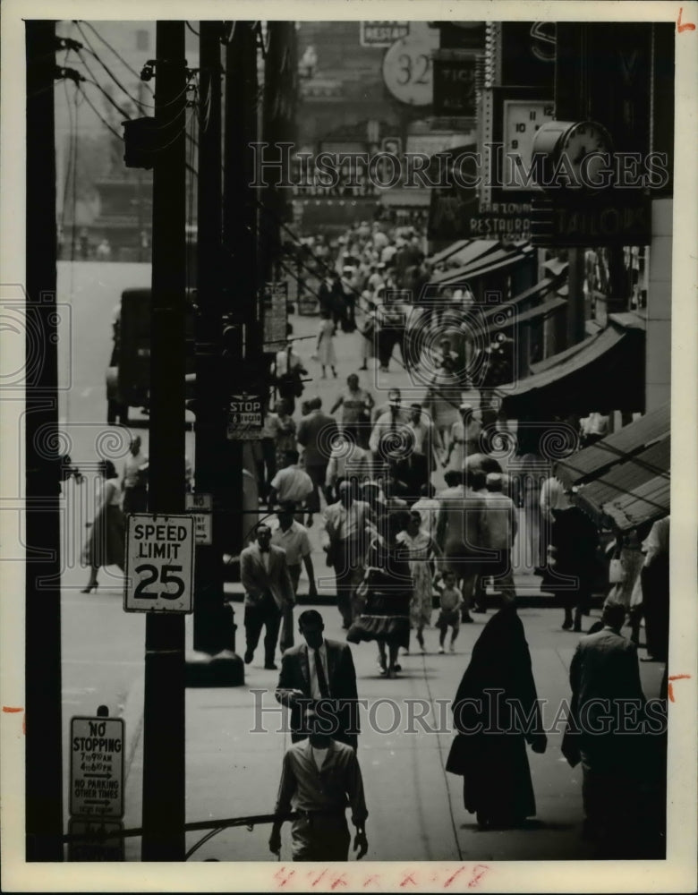 1957 Press Photo Street scene at the Euclid Avenue - cva98007 - Historic Images