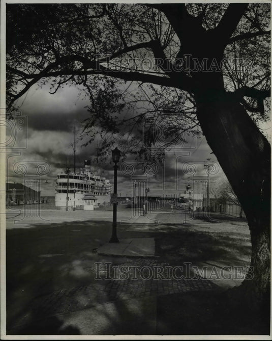 1946 Press Photo E. 9th Street Pier - cva98055 - Historic Images
