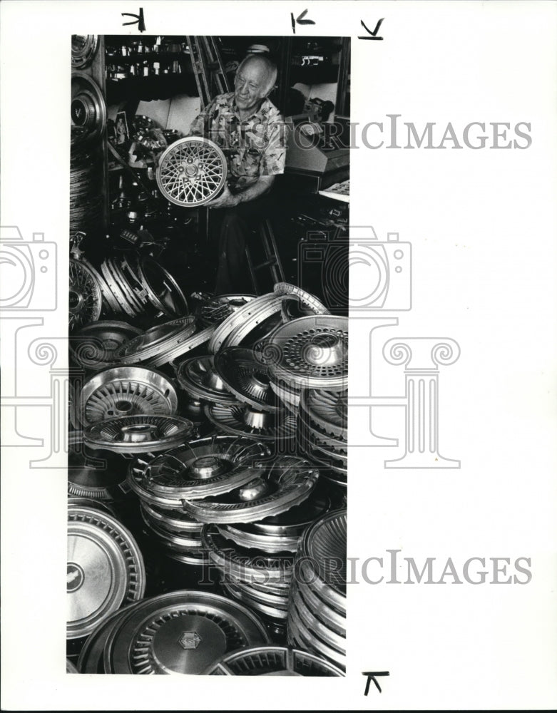 1984 Press Photo Shops along Lorain Avenue-hubcaps - Historic Images