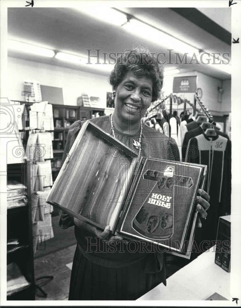 1986 Press Photo Girtrude Ribbins in her religious Ribbin&#39;s Bookstore - Historic Images