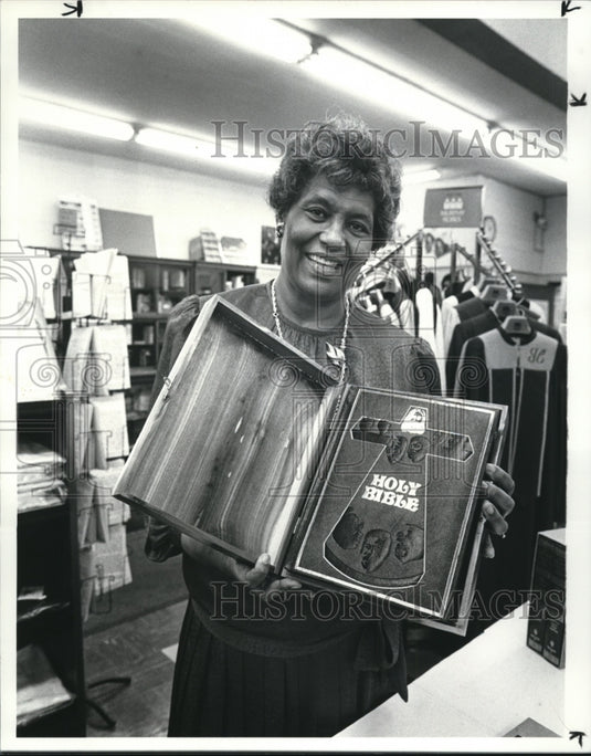 1986 Press Photo Girtrude Ribbins in her religious Ribbin's Bookstore - Historic Images