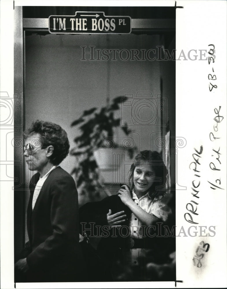 1989 Press Photo Cathy Findley and Principal Wanda Ullman - Historic Images