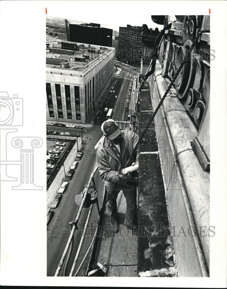 1981 Press Photo Gary Rickard at the Union Terminal Tower - Historic Images