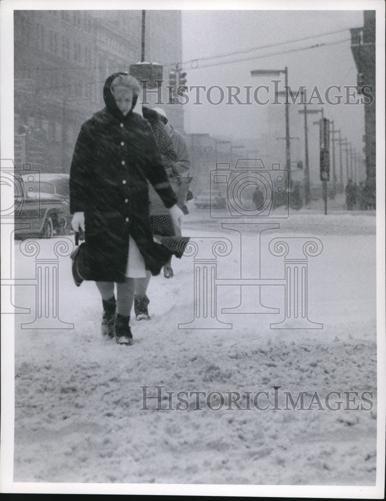 1960 Press Photo Cold weather at the Euclid Avenue near Huron - cva98383 - Historic Images