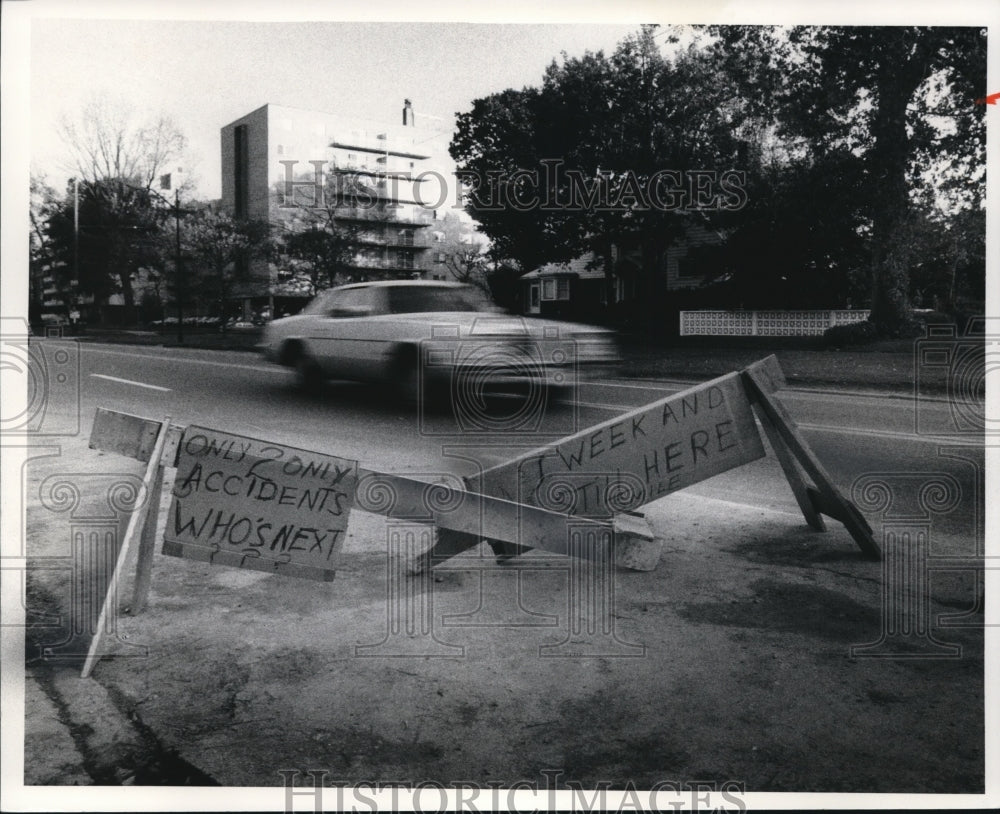 1976 Press Photo Lake Avenue accident signage - cva98414 - Historic Images