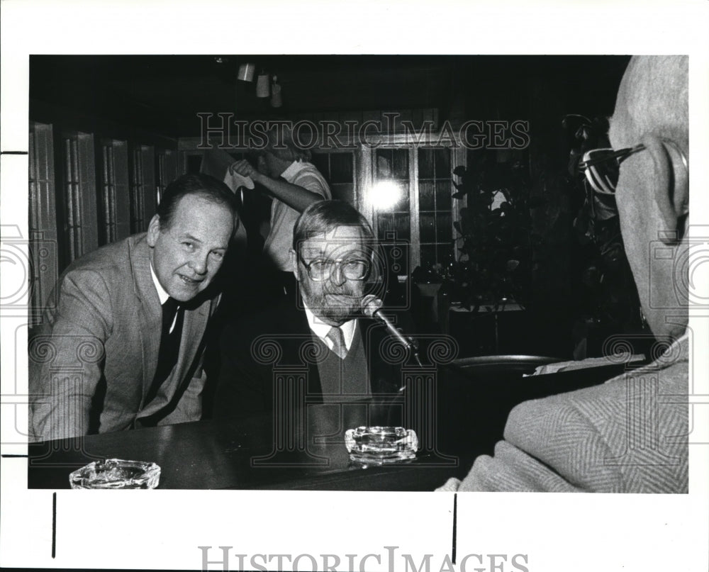 1988 Press Photo Ronnie Barrett and Tom Claire at Millers Country Place - Historic Images