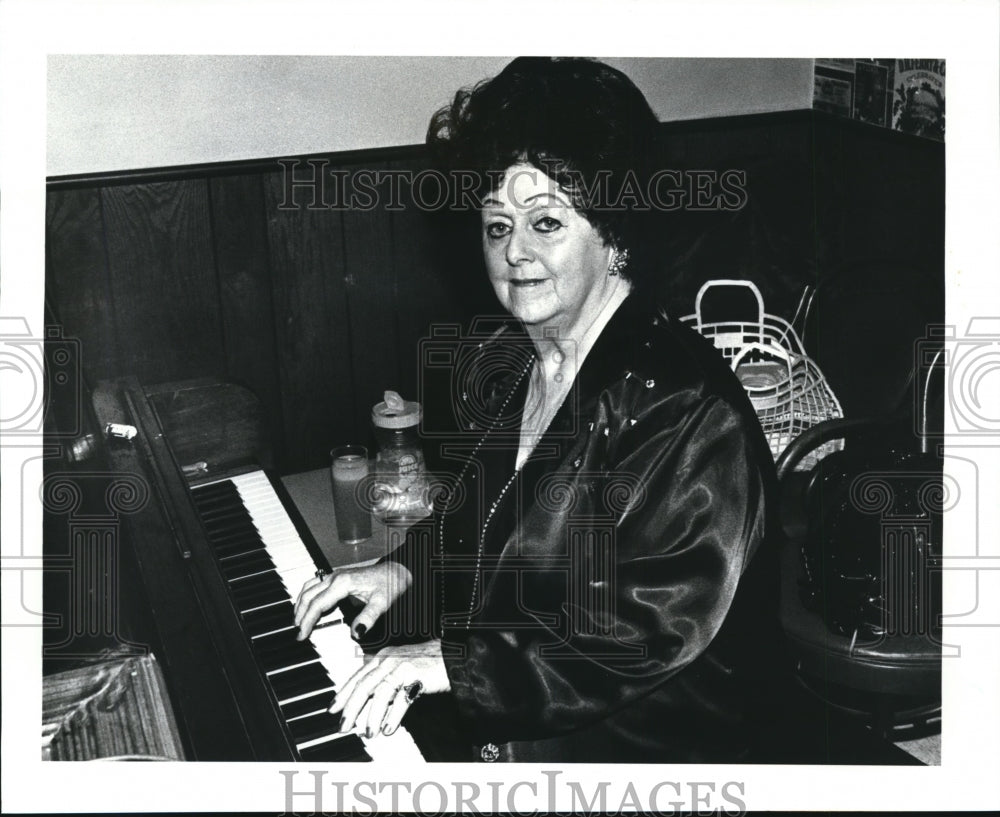 1988 Press Photo Gladys Barth at MC C&#39;s Pub at 16204 Madison Avenue Lakewood-Historic Images