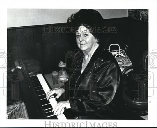 1988 Press Photo Gladys Barth at MC C's Pub at 16204 Madison Avenue Lakewood-Historic Images