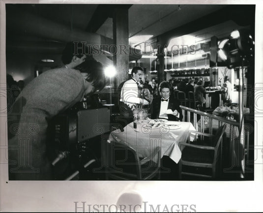 1988 Press Photo Bob Chandler-host of The Great Escape with waiter Joe Artle - Historic Images