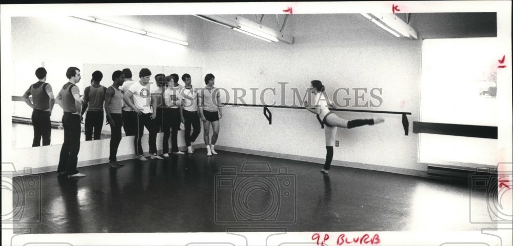 1980 Press Photo Male dance class at Astabula Arts Center &amp; Teacher Nina Nelson - Historic Images