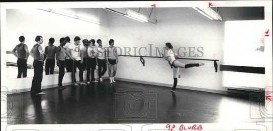 1980 Press Photo Male dance class at Astabula Arts Center & Teacher Nina Nelson - Historic Images