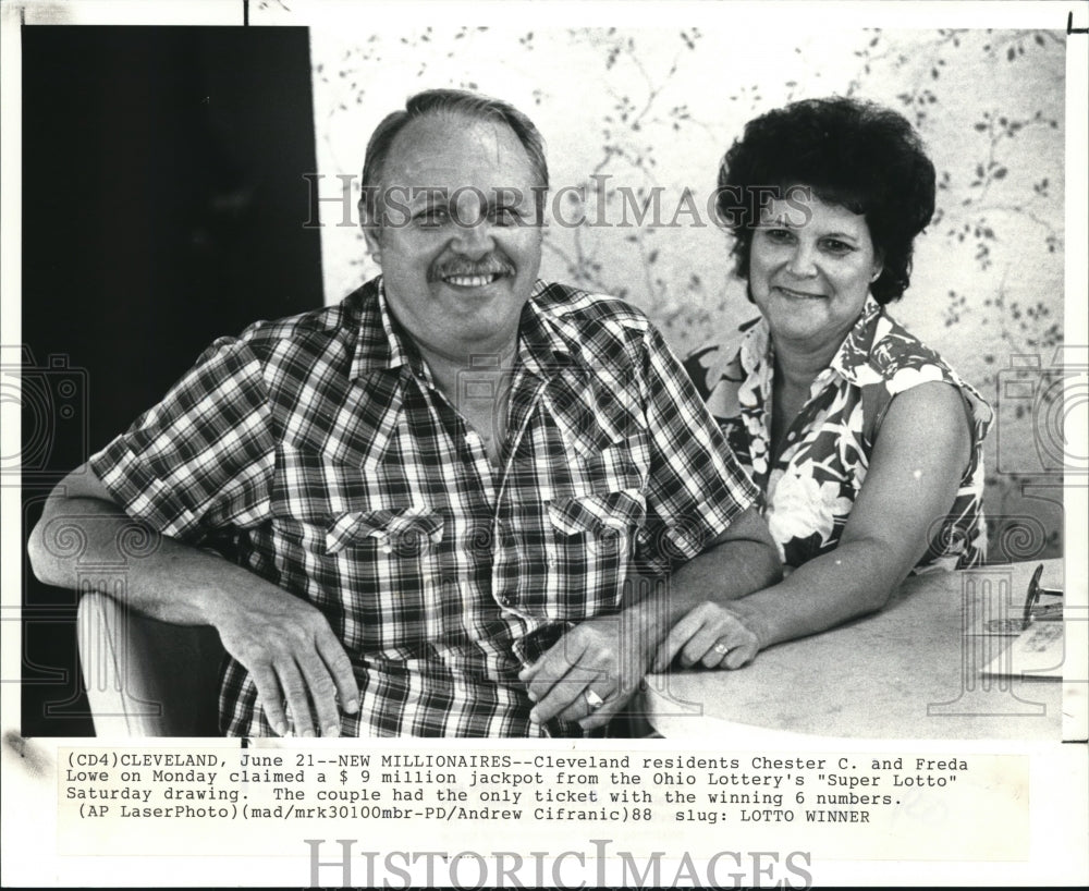 1988 Press Photo Chester C. Lowe with his wife Freda, lottery winners - Historic Images