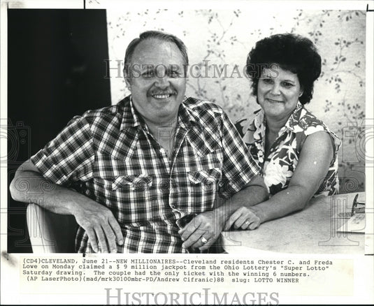 1988 Press Photo Chester C. Lowe with his wife Freda, lottery winners - Historic Images