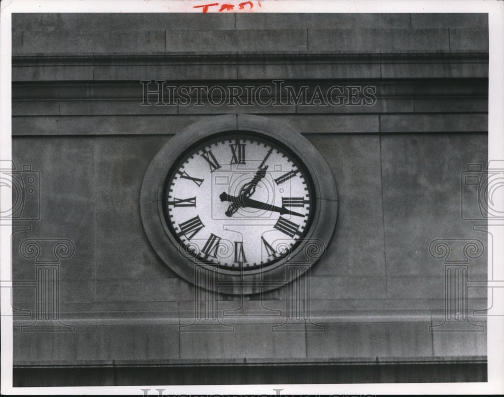 1967 Press Photo Terminal Tower clock - cva98530-Historic Images