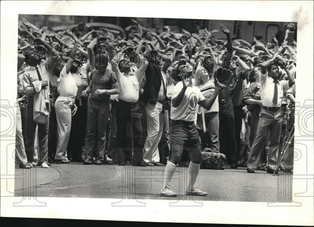 1980 Press Photo Union Terminal crowd - Historic Images