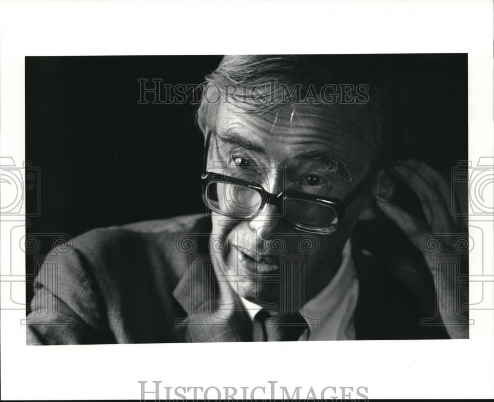 1986 Press Photo Walter Lord, expert on the Titania ship - Historic Images