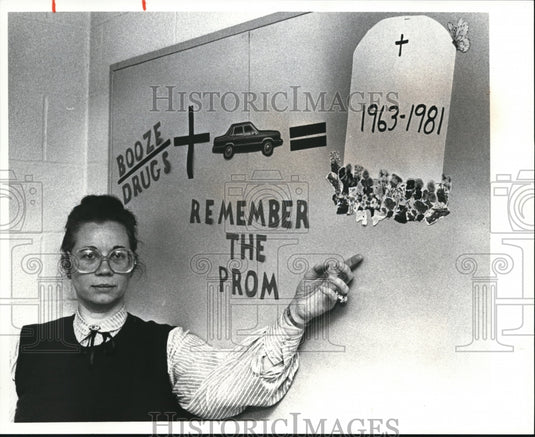 1981 Press Photo Melody Perkes shows the Willoughby South High Bulletin board - Historic Images