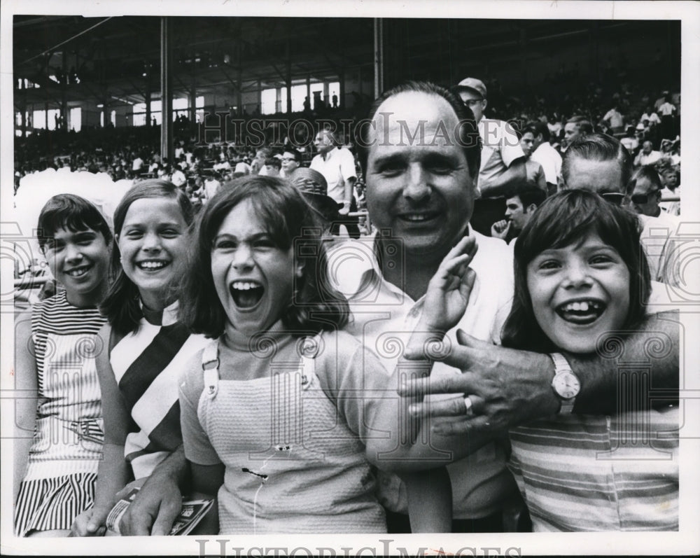 1968 Press Photo Joseph Amato with her daughters - Historic Images