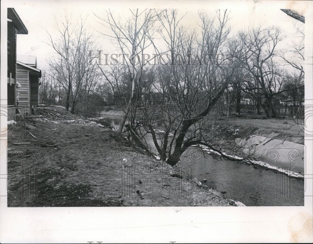 1966 Press Photo A view across Euclid Creek to the backyard of homes - cva98709-Historic Images