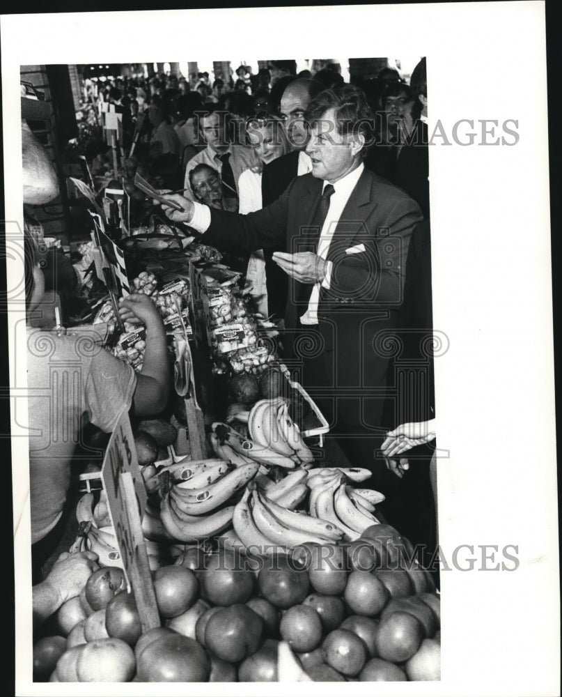 1980 Press Photo Edward Kennedy returns an autograph that he had just signed - Historic Images