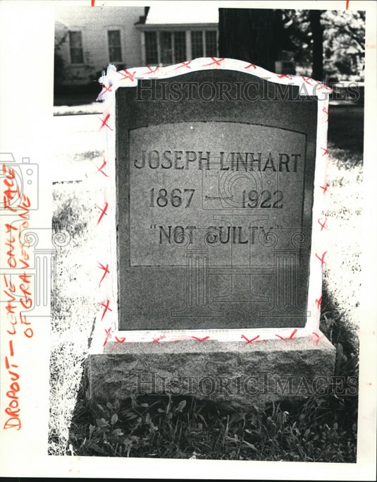 1981 Press Photo Joseph Linhart's tombstone in Evergreen Cemetery in Painesville - Historic Images