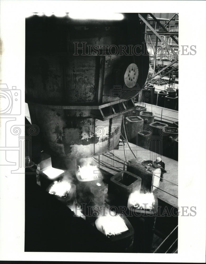 1986 Press Photo Timken Steel Worker Uses a Viewing Tube - Historic Images