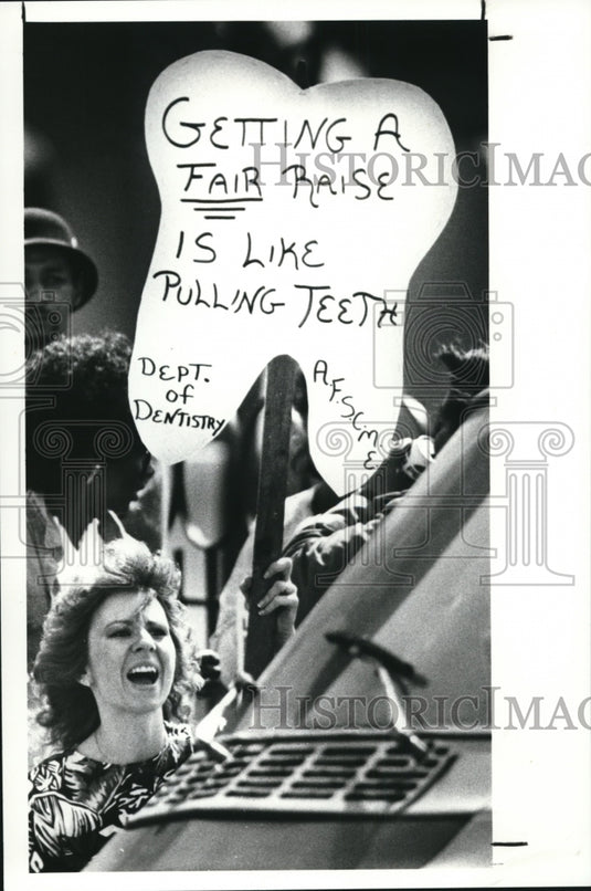 1989 Press Photo Shelly Smejkal, a Dental Assistant - Historic Images