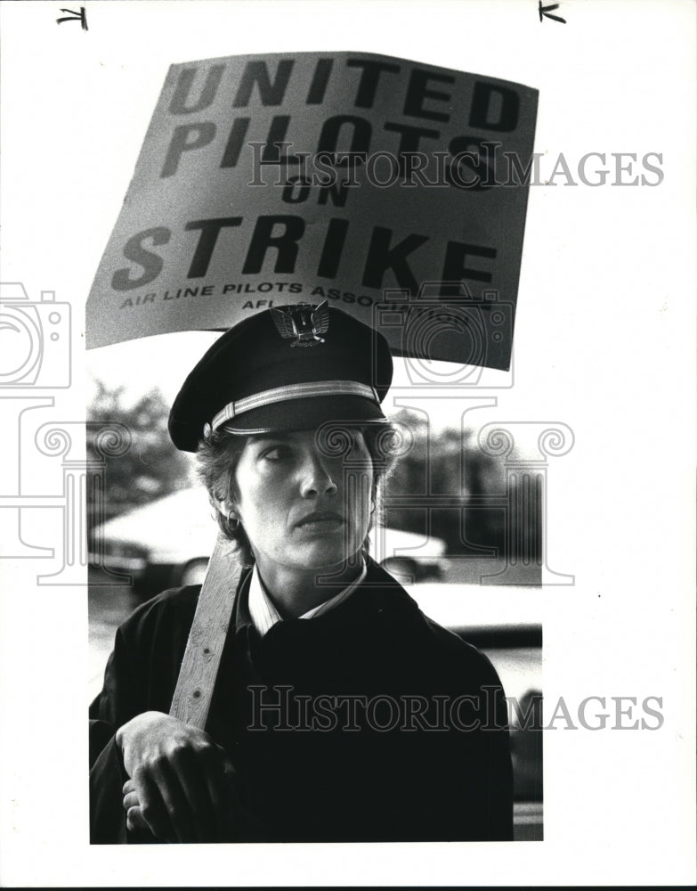 1985 Press Photo Lady Pilot Susan Arthurs Talks from the Picket Line - Historic Images