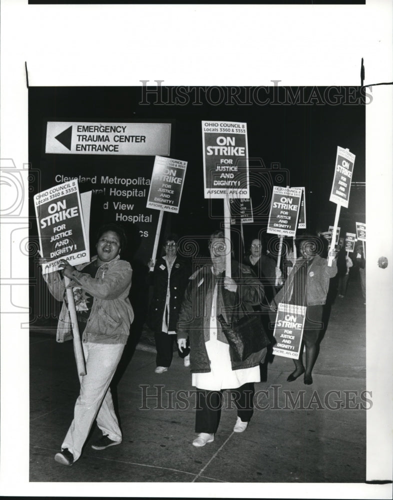 1989 Press Photo Pickets at Metro Health General Hospital - Historic Images
