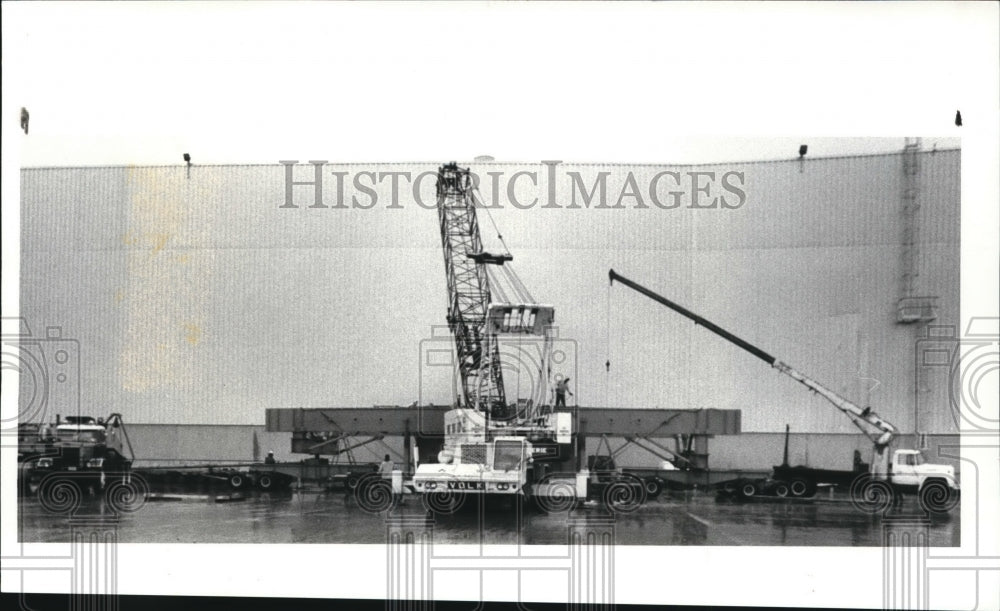 1987 Press Photo The Supertruck unloaded at the General Motors plant - Historic Images