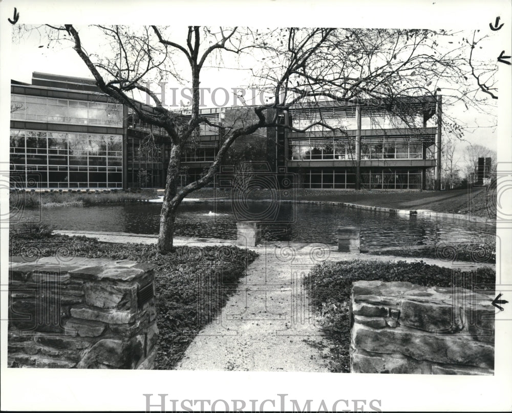 1985 Press Photo TRW building and grounds, corporate headquarters at Beachwood - Historic Images