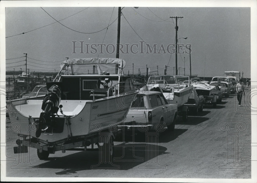 1972 Line up of cars and boats at Edgewater Pack  - Historic Images