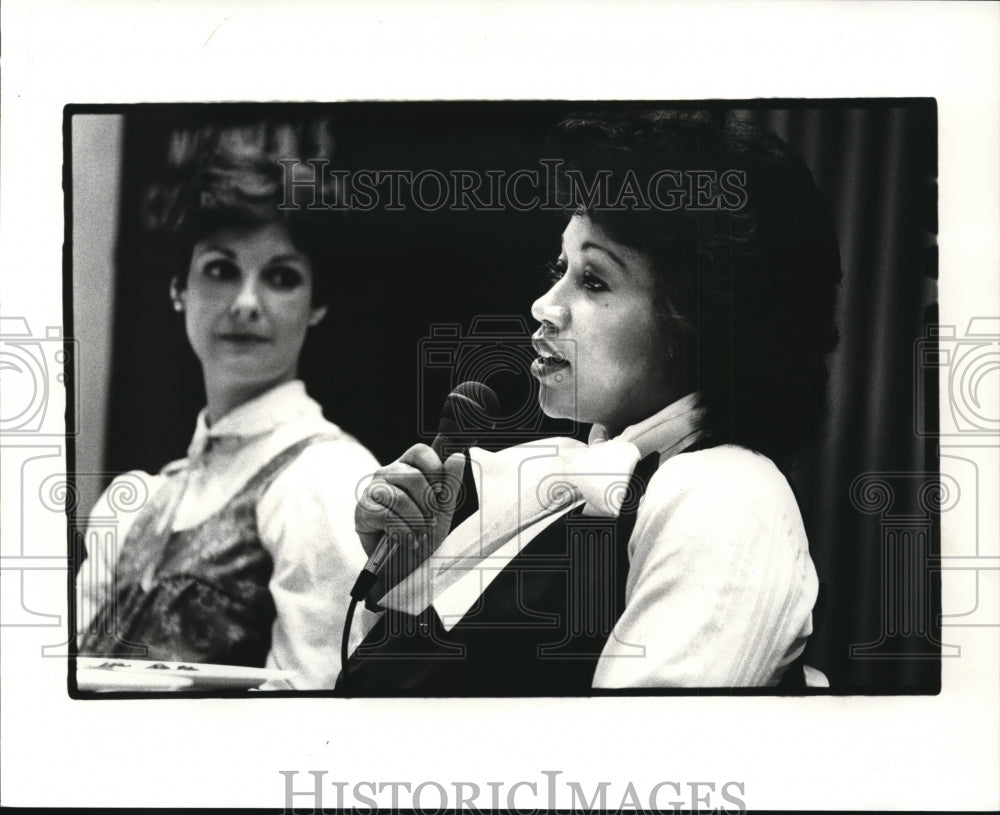 1983 Press Photo Margot Copeland (foreground) Karyn Kahn, background. - Historic Images