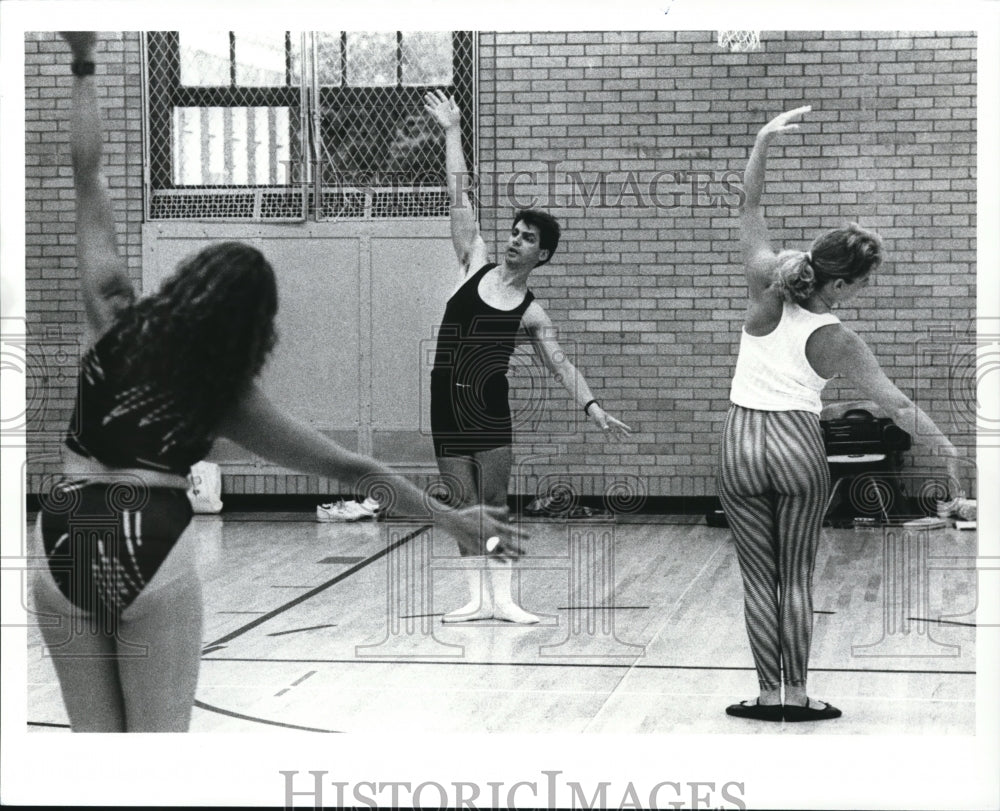 1989 Press Photo Video Jazz Dance Teacher - Victor Lucas - Historic Images