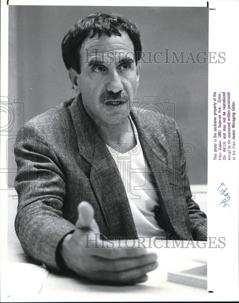 1988 Press Photo Bill Shapiro, author of the book on Rock N Roll CD's - Historic Images