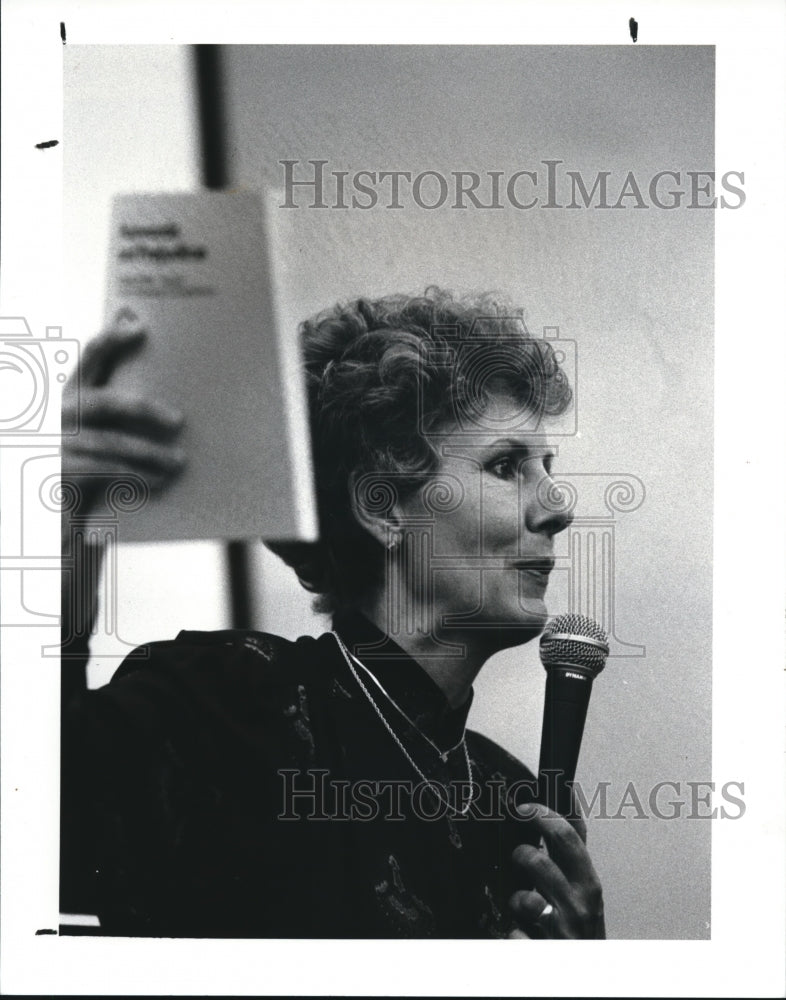 1987 Press Photo Dr. Anne K. Lulow at the Fair Housing lecture - Historic Images