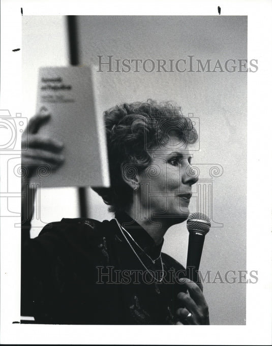 1987 Press Photo Dr. Anne K. Lulow at the Fair Housing lecture - Historic Images