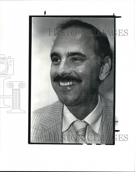 1987 Press Photo Dennis Young, CWRU director - Historic Images