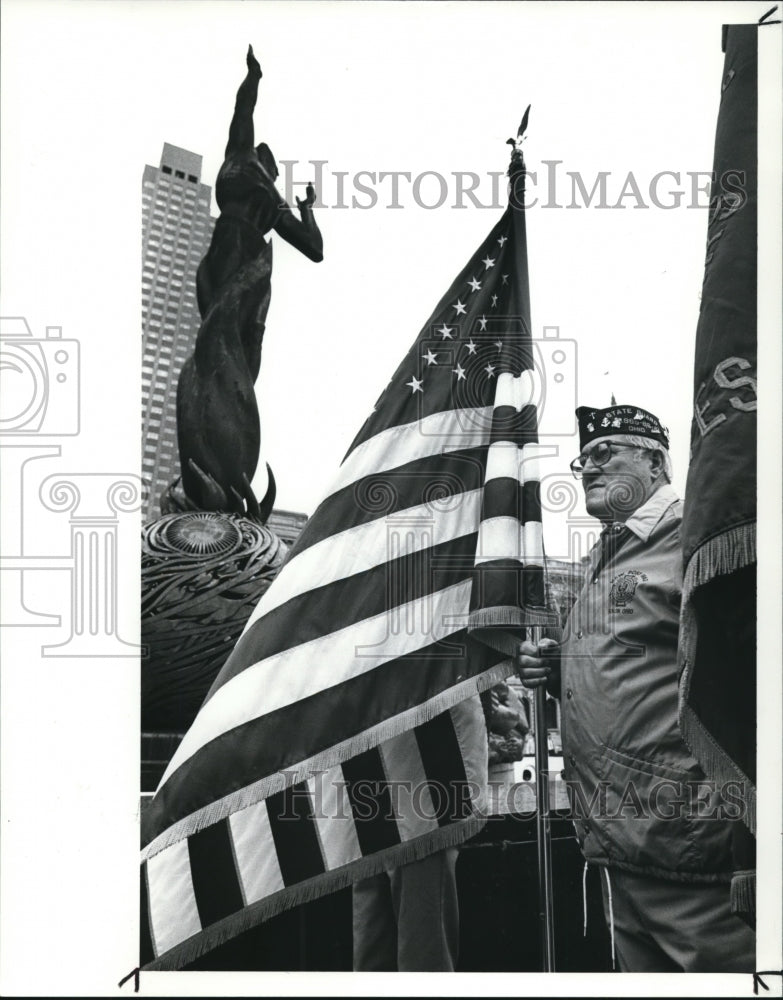 1988 Press Photo Michael Nero, 67, a WWII Vet  stands with the American Flag - Historic Images