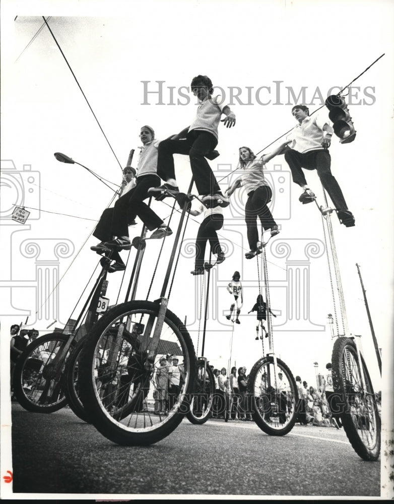 1981 Press Photo St. Helen's world renown Unicyclists - Historic Images