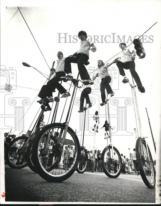 1981 Press Photo St. Helen's world renown Unicyclists - Historic Images