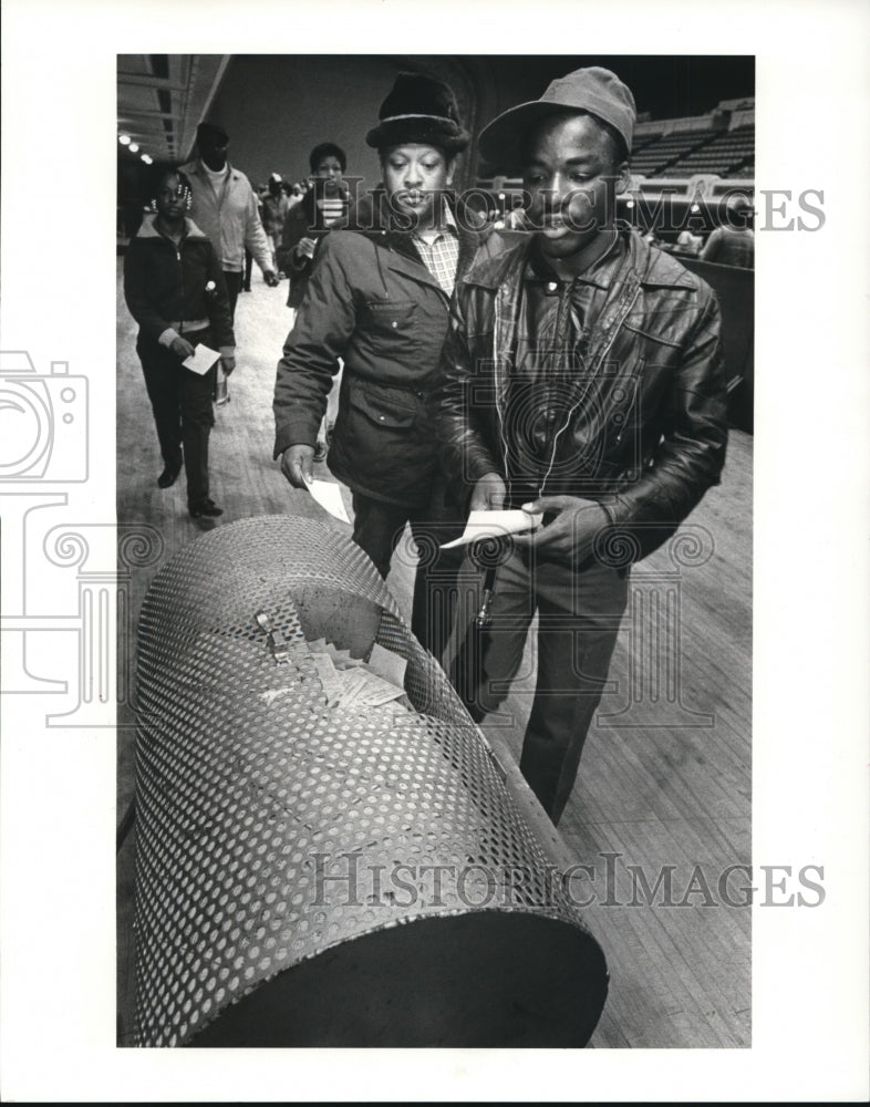 1983 Press Photo Cleveland job seekers - Historic Images