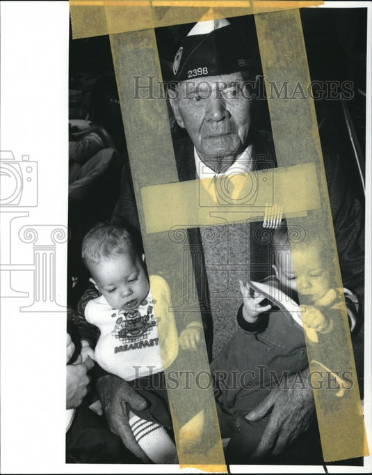 1989 Press Photo Charles Schwendeman with his great grand children - Historic Images