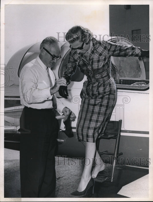 1963 Senator Goldwater with cousin Mrs. Norman Wechsler  - Historic Images