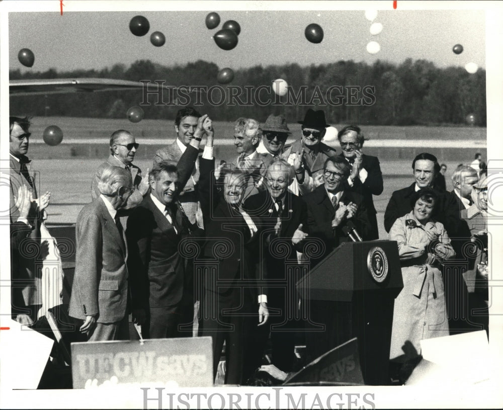 1980 Press Photo Carter-Mondale-raise hands to crowd - Historic Images