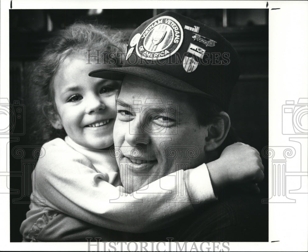 1989 Press Photo Vietnam veteran Kelly Child and his 3 year old daughter, Alexis - Historic Images