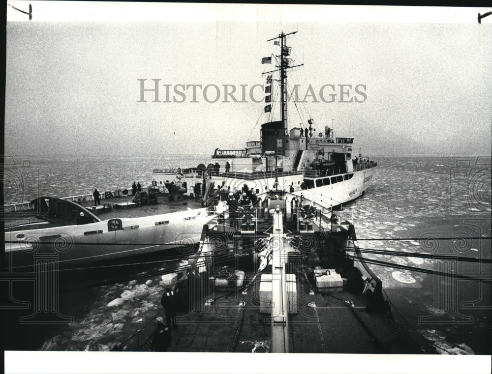 1987 Press Photo United States Coast Guards and the Macinaw - Historic Images